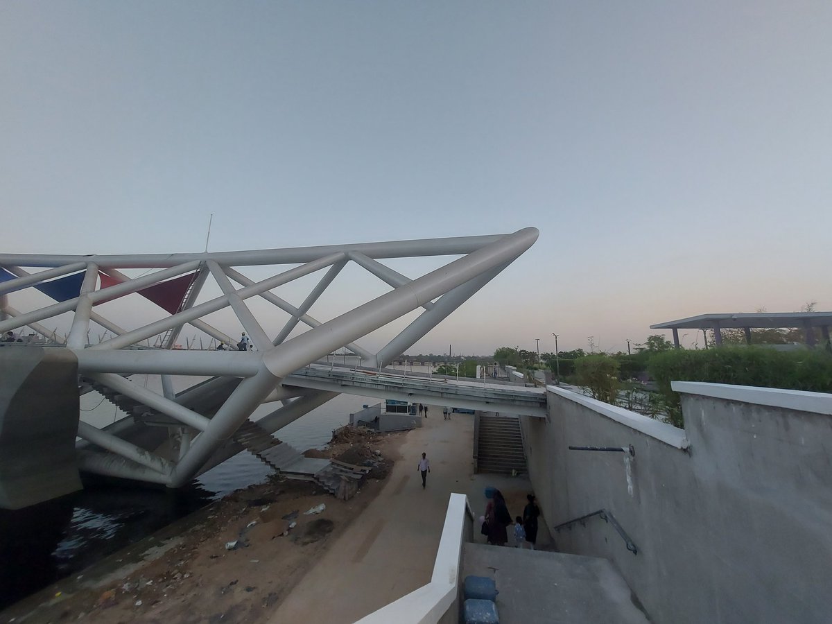 bhkarsh's tweet photo. Ahmedabad Riverfront foot bridge in final stage. 

@Sahilinfra2 @marinebharat @Ash18537355 @PowerTrain_YT @TheTransits @empakshaypatil @cbdhage @TOIAhmedabad https://t.co/ieb9dwZdj8