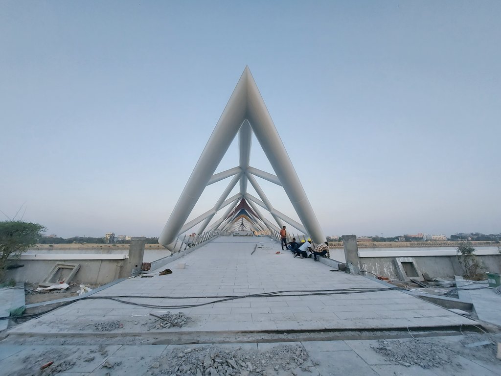 bhkarsh's tweet photo. Ahmedabad Riverfront foot bridge in final stage. 

@Sahilinfra2 @marinebharat @Ash18537355 @PowerTrain_YT @TheTransits @empakshaypatil @cbdhage @TOIAhmedabad https://t.co/ieb9dwZdj8