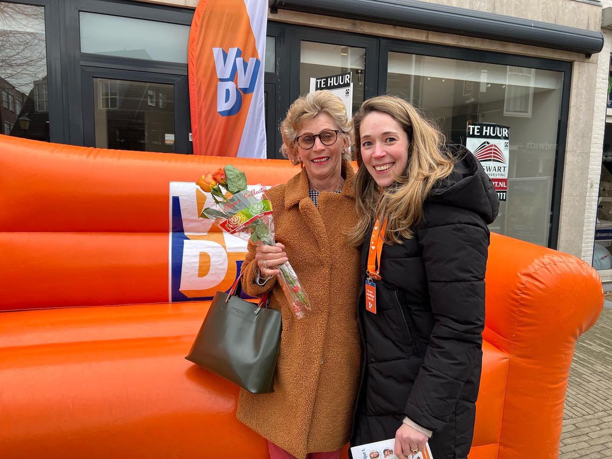 De #wassenaarsevvd voert #campagne in het centrum van #wassenaar en op het #hockeyveld, luistert naar de #kiezer. #lijsttrekker Caroline bezocht ook de #oranjevereniging. Een belangrijke vereniging voor ons dorp. 
#gr2022 
#blijftgoedwordtbeter 
#vvd 
#elkestemtelt