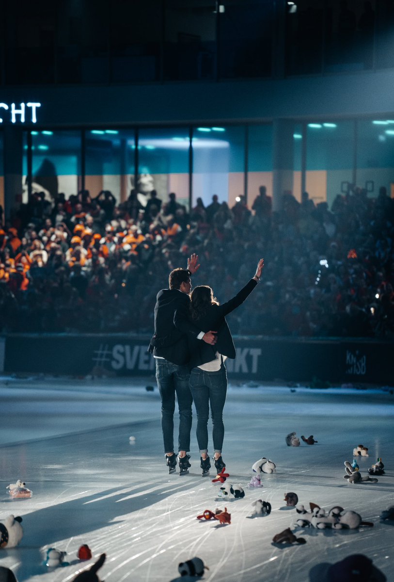 Geen woorden voor… Ons afscheid in een vol Thialf met onze familie, vrienden &amp; fans. Het is een eer om samen onze carrières op deze manier af te sluiten. Dankbaar voor de hele organisatie en iedereen die een bijdrage heeft geleverd aan dit eerbetoon. Dit gaan we nooit vergeten🧡