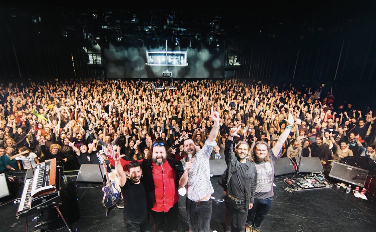 Na fotki je natančno 422 ljudi manj, kot nas je trenutno v Križankah. Koliko nas je?