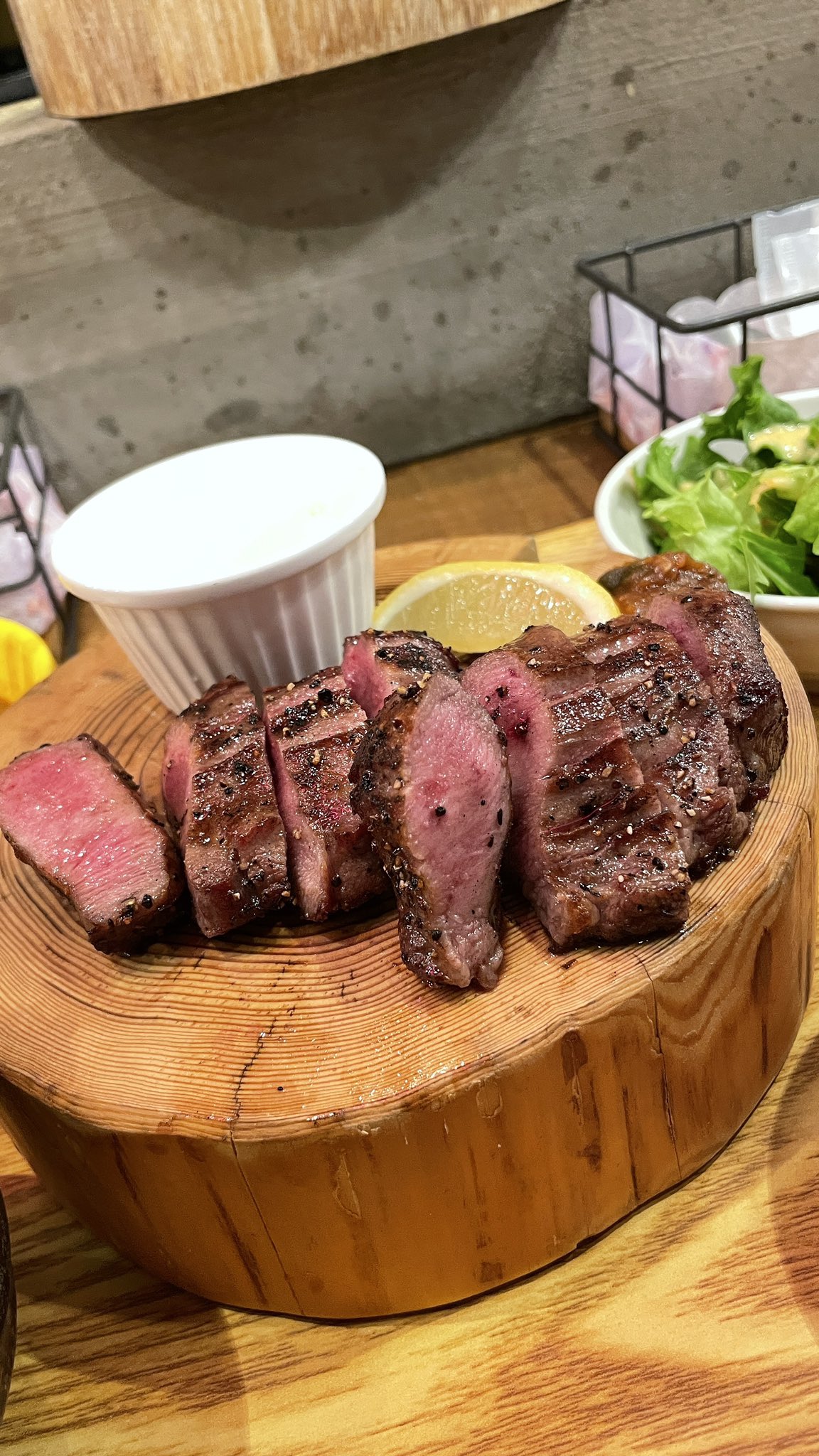 りょうくんグルメ 実はここの牛タン屋さん 仙台かと思いきや 新宿にあるんです お店の名前は牛たんの檸檬 牛タン 定食が人気のお店で 特に名物の極み厚切り牛タン焼きがおすすめすぎる 外は香ばしく焼かれて中はぷりっぷりのレア食感 食べ応えも