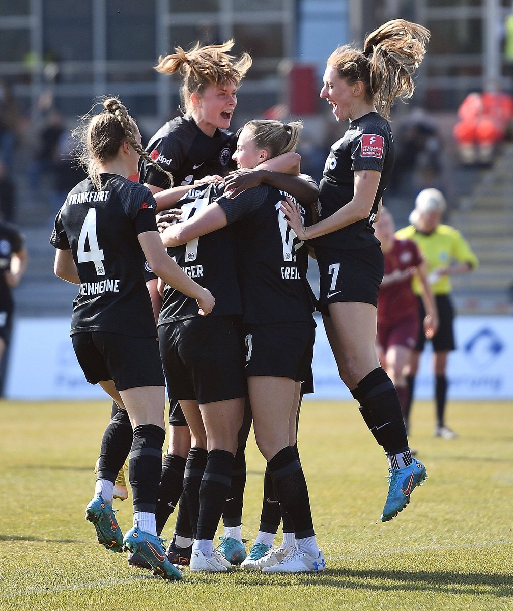 DFB_Frauen's tweet photo. Vor allem in der 1. Halbzeit haben die @EintrachtFrauen viel Mühe mit der @SGSEssen. Laura Freigang schießt ihr Team aber mit dem goldenen Treffer zum Sieg und zurück auf Platz 3! Die @SCSandFrauen überraschen gegen Leverkusen. #SGESGS #SCSB04 #DieLiga https://t.co/WLGuAyATse