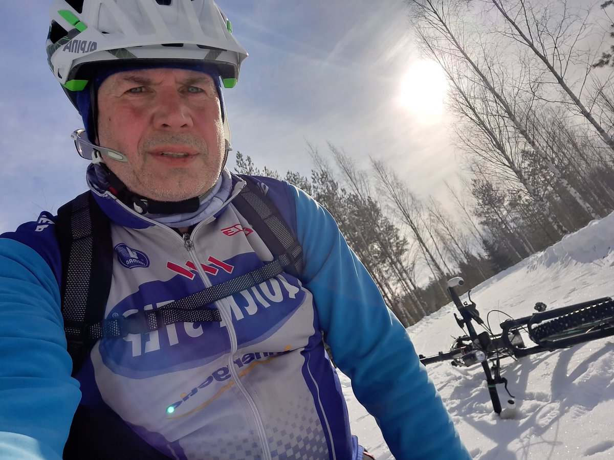 Jossain Perholtinnevan laitamilla. Olosuhteet suosii plättyjen voimalla kulkevaa fillaria. 
Toisaalta vähän ihmettelen, kun täällä ei tule vastaan muita MTB- tai gravel bike -harrastajia. Ei liioin hiihtäjiä tai vaeltajiakaan.
#Perholtinneva #Pihtineva #Pirunpaarymaa #snowride