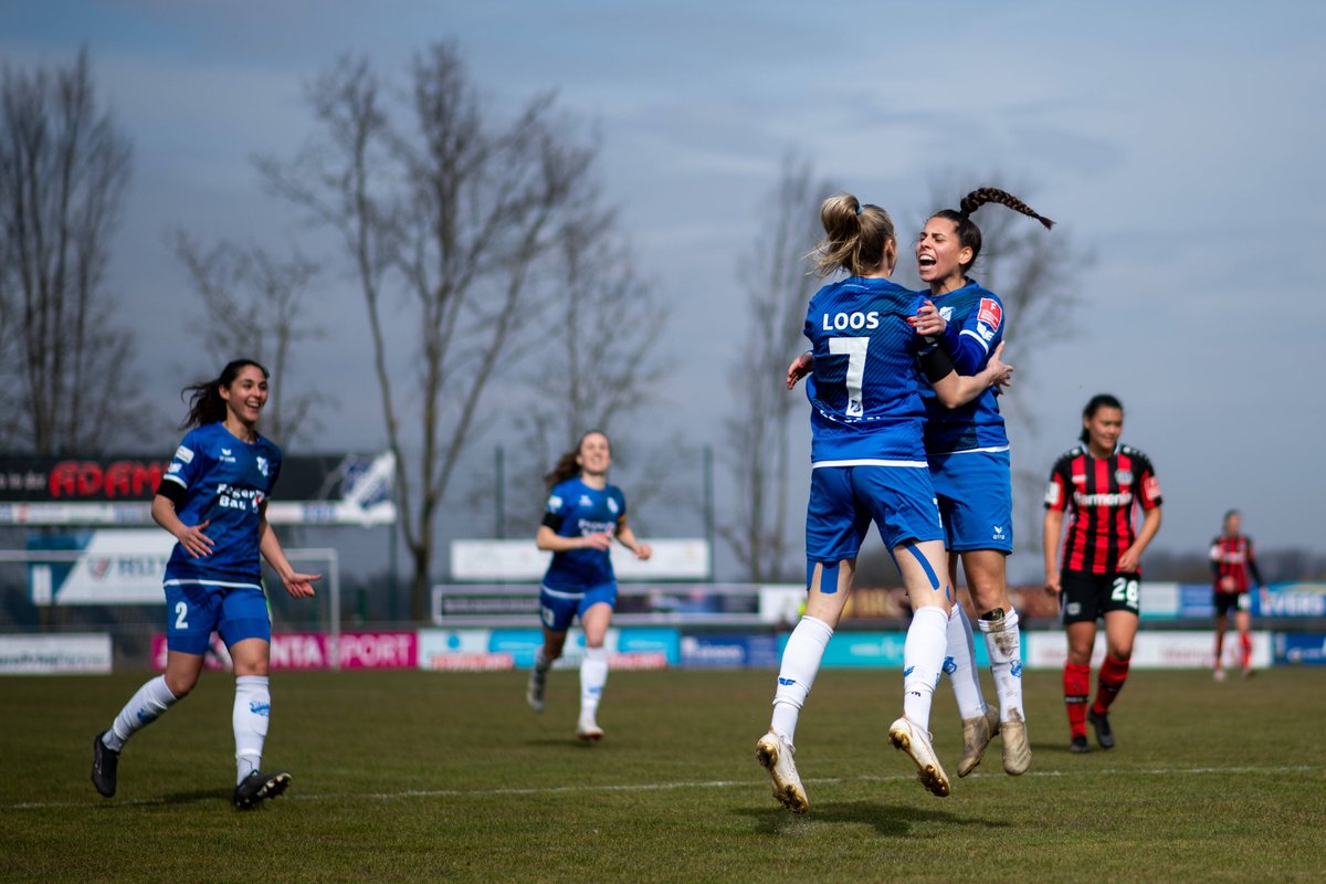 DFB_Frauen's tweet photo. Vor allem in der 1. Halbzeit haben die @EintrachtFrauen viel Mühe mit der @SGSEssen. Laura Freigang schießt ihr Team aber mit dem goldenen Treffer zum Sieg und zurück auf Platz 3! Die @SCSandFrauen überraschen gegen Leverkusen. #SGESGS #SCSB04 #DieLiga https://t.co/WLGuAyATse