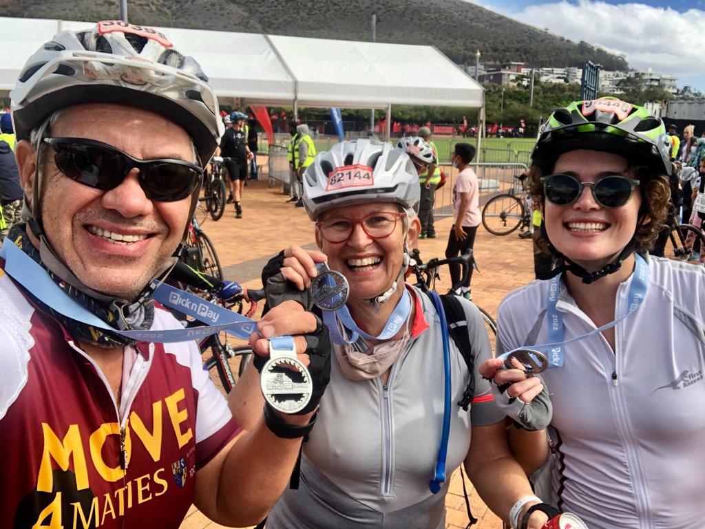 SU_Alumni's tweet photo. #capetowncycletour: The tiresome route is 109 kilometers in length, with a few testing uphill rides around Table Mountain. Maties made the excursion today for #Move4Food to raise funds to alleviate student hunger on our campuses. 
Show your support:
https://t.co/38dPXjzClQ https://t.co/c0gwp5T1KY