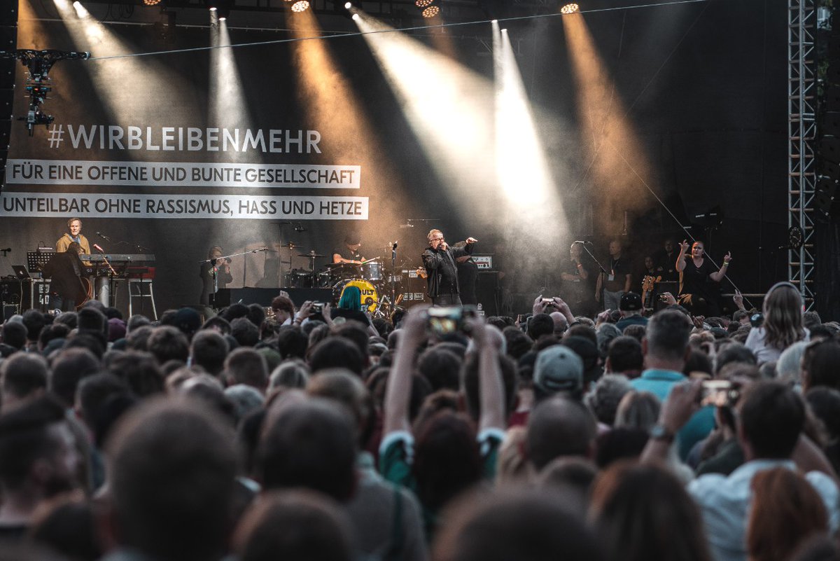 Wir für ein demokratisches #Chemnitz!

Unser Statement nach dem Neonazi-Angriff auf den Leiter der Chemnitzer Kunstsammlungen und was jetzt passieren muss 👇

handinhand-chemnitz.de/demokratisches…

#HandinHand #Chemnitz2025 #Kulturhauptstadt  #wirsindmehr #wirbleibenmehr #keinbockaufnazis
