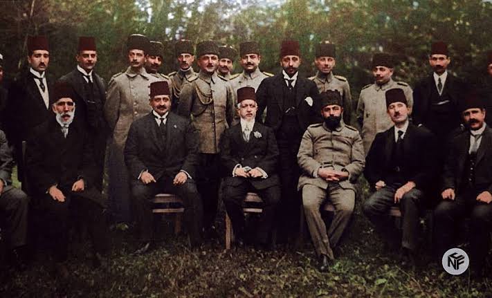 1. İTC hususunda şu üç şeyi doğru ayırmak lazım. 

• Yeni Osmanlılar
• Jön Türkler
• İttihatçılar

Her ne kadar İTC 1889'da kurulan İttihad-ı Osmani'ye bağlansa da bu sûni bir görüştür. 
Bizim tarih sahnesinde kabul ettiğimiz İTC, kökünü Osmanlı Hürriyet Cemiyeti'nden alır.