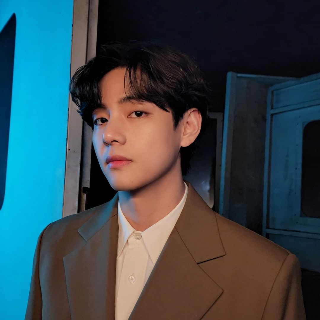SamsungLevant's tweet photo. Nightography with #V. Style that shines through the night. Captured with the #GalaxyS22 Ultra. #MakeNightsEpic #GalaxyxBTS #SamsungUnpacked @BTS_twt https://t.co/F2XmVcgsWb