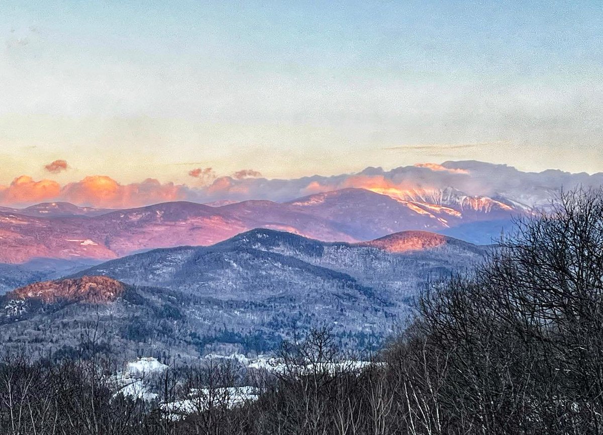 whitemts's tweet photo. Sometimes our mountains are pink, and we are here for it. 
📷: @colorinthefogstudio (Jackson, NH) #WhiteMountains https://t.co/qPEYYvONdV