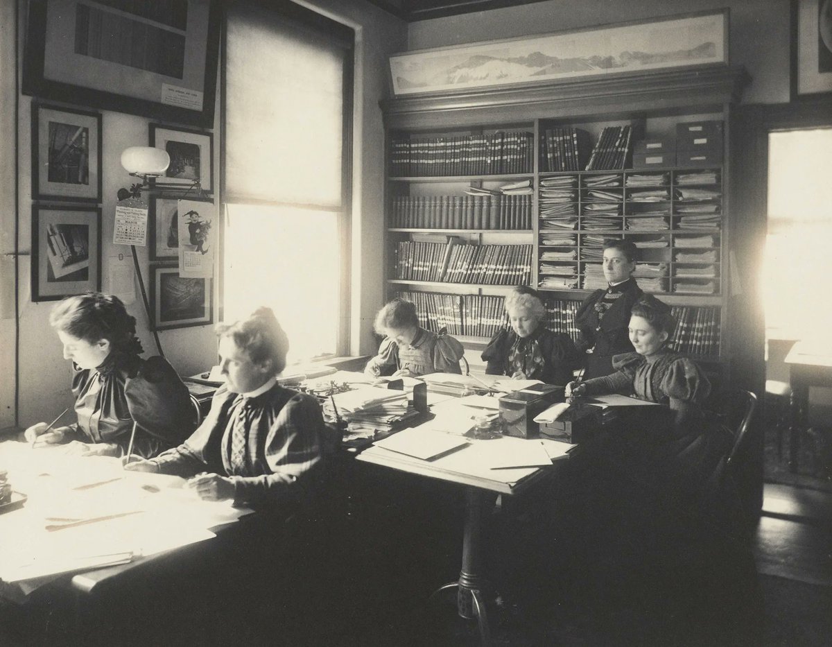 Women “computers” worked at the Harvard College Observatory from the late 19th-mid-20th century classifying the stars, determining their brightness, and even discovering new ones. Help us transcribe their notes through <a href="/ProjectPHaEDRA/">Project PHaEDRA</a>: buff.ly/33rnKDE #WomensHistoryMonth