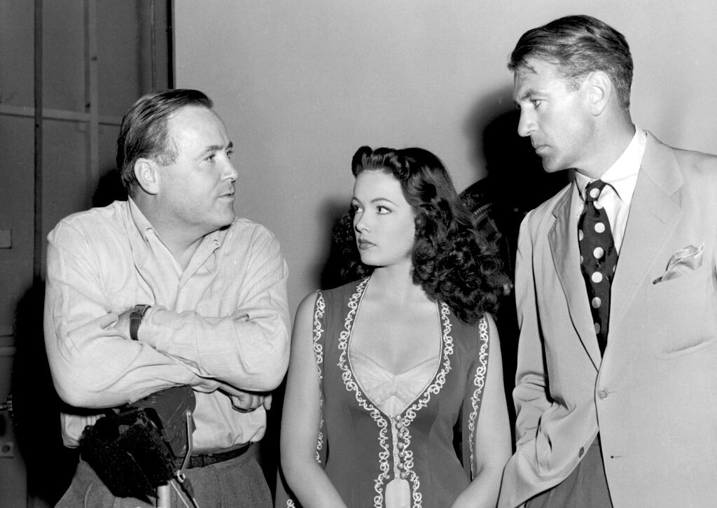 Remembering the late 🇺🇸American film director and producer #HenryHathaway (23 March 1898 – 11 February 1985), seen here with Gene Tierney and Gary Cooper on the set of “SUNDOWN” (1941)

🎬#FilmTwitter🎥
