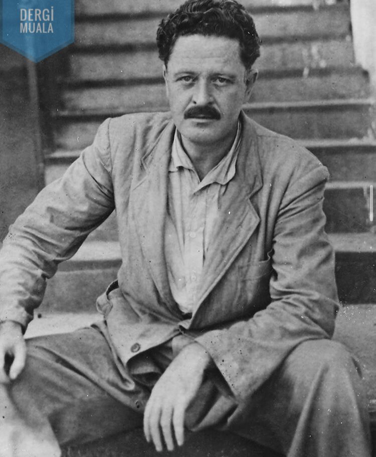 📘 - Nazım Hikmet’in, 1946 yılında Bursa Cezaevindeki mahkumluk günlerinde çekilmiş bir fotoğrafı. 

➖ 3 Haziran 1963’te saat 06.30'da gazetesini almak için 2. kattaki dairesinden apartman kapısına yürüdüğü sırada, tam gazetesine uzanırken geçirdiği kalp krizi sonucunda öldü.