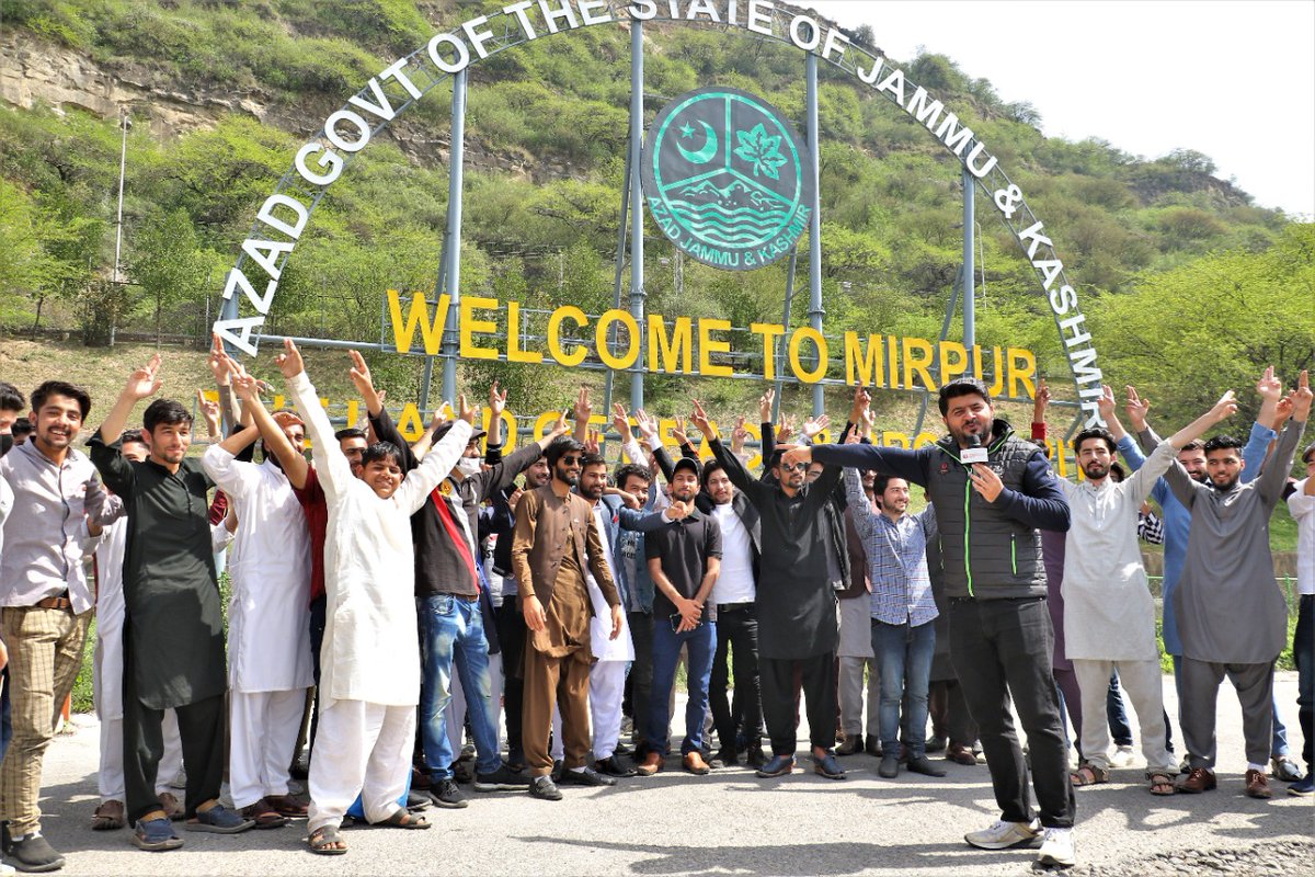 lahoreqalandars's tweet photo. 📸 of trophy visit to @ZamanKhanPak's city Chakswari Mirpur! 😍

#DamaDamMast #MainHoonQalandar #Dilse #TrophyTour #hblpsl7trophy #LQAmbassadorsofKORT https://t.co/vJE4lQkp3l