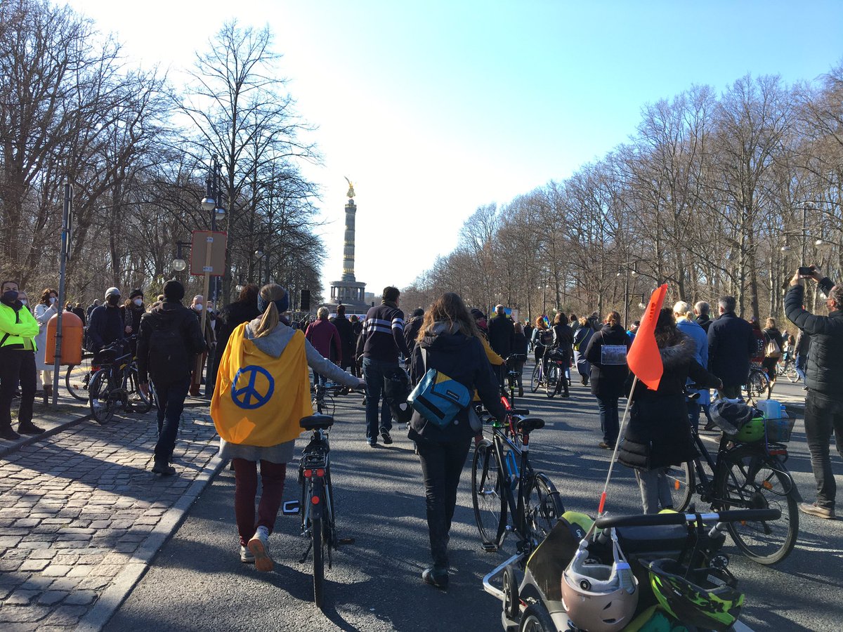 BerlinerIni's tweet photo. Gleiches Schild, gleiche Forderung wie vor einer Woche.
#kriegistkeineloesung #solidarityWithUkraine https://t.co/FpucoCLF0k
