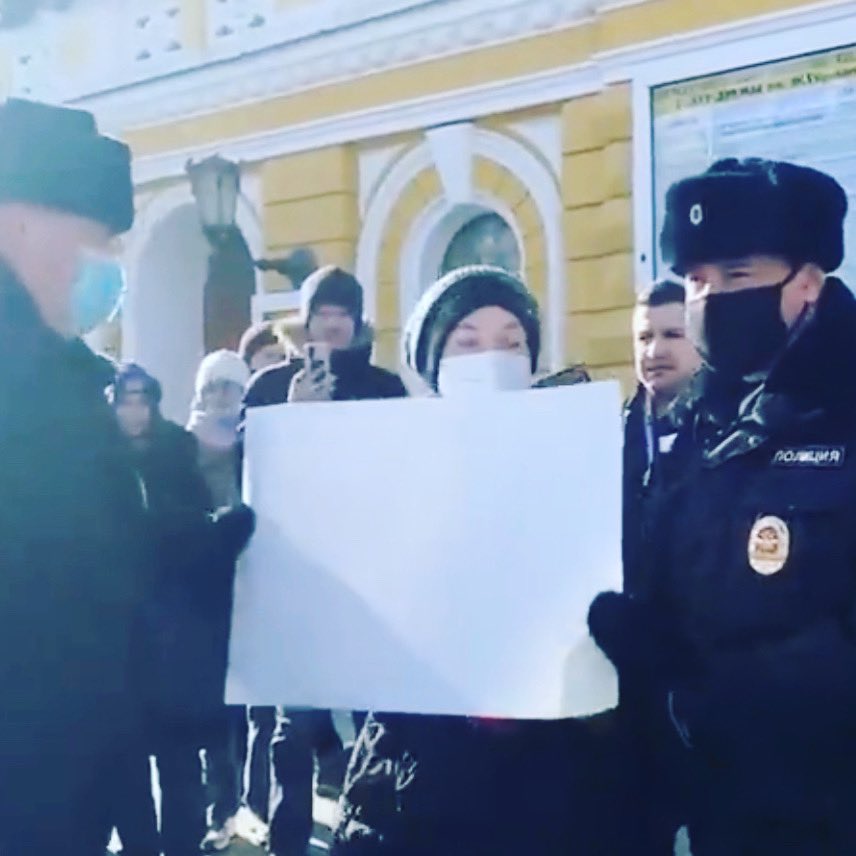 ch_amend's tweet photo. Mit einem leeren Plakat protestieren und verhaftet zu werden: Besser kann man die Wahrheit über Putins Russland gar nicht zeigen https://t.co/jQKBeHW06Q