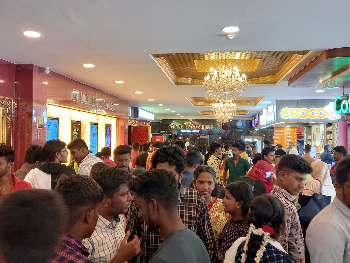 NellaiSuryaTeam's tweet photo. #EtharkkumThunindhavan   Nellai @RamCinemas ல் குடும்பங்கள் கொண்டாடும் வெற்றி ❤️🎉💫 @TvlSFC மூலம் #மரக்கன்றுகள் வழங்கப்பட்டது.🌴🌱 Back2Back Houseful show Evening Show also #அரங்கம்நிறைந்தது 🙌 @NellaiSuryaTeam @Offl_Updates @SuryaFansRage @Suriya_offl @OSFC_Offl @Manjuthara12 https://t.co/46xVXZgkKa