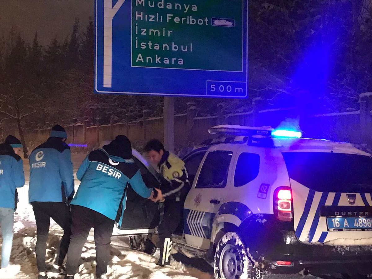 Yoğun #kar yağışı nedeniyle; araçları yolda kalan vatandaşlarımıza, kar küreme ekiplerine ve güvenlik görevlilerine #Bursa #Nilüfer Temsilciliğimiz ile sıcak içecek ve yiyecek ikramında bulunduk.

#İyilikHerYerde