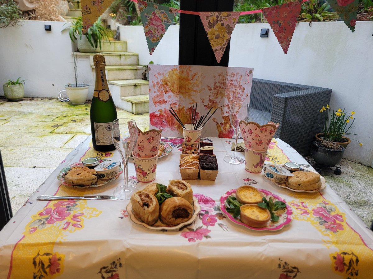 MurrellsBandB's tweet photo. @RickSteinRest My lovely daughter treated me to an afternoon tea for my birthday, it arrived on time and beautifully packed. She sent separately napkins, plates etc. We opened champagne and had a fantastic afternoon with beautiful food. Thank you x https://t.co/KLQdRv1fiA