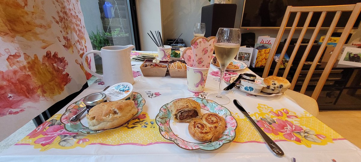 MurrellsBandB's tweet photo. @RickSteinRest My lovely daughter treated me to an afternoon tea for my birthday, it arrived on time and beautifully packed. She sent separately napkins, plates etc. We opened champagne and had a fantastic afternoon with beautiful food. Thank you x https://t.co/KLQdRv1fiA