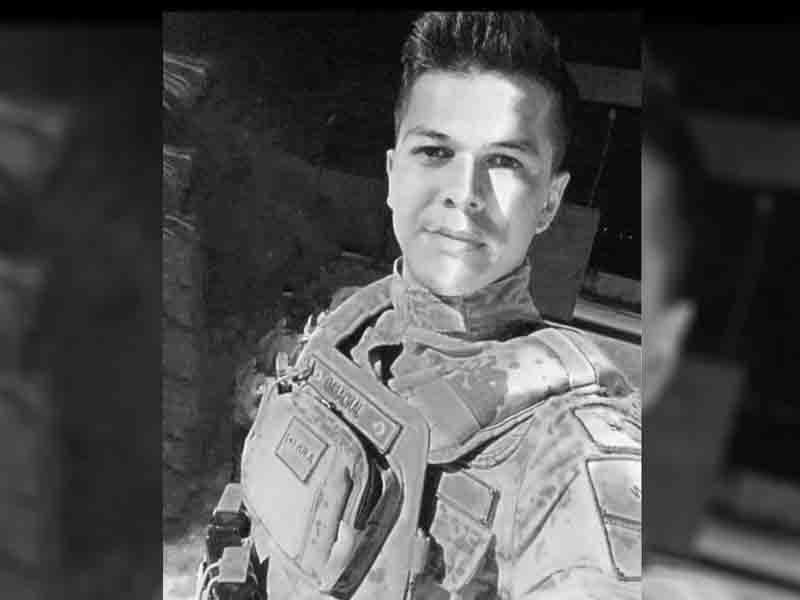 OlumHaberi's tweet photo. Uzman çavuş Doğukan Ok (23) Hatay’ın Samandağ ilçesinde, nişanlısıyla görüntülü konuşurken şaka yapmak isterken, silahı ile kendini vurarak yaşamını yitirdi.
https://t.co/Oo1iJHSnR2 #hatay #samandagi #uzmancavus #asker #dogukanok https://t.co/dj0YaliF9k