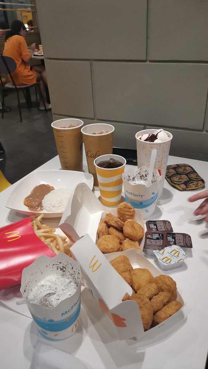 nc1kn's tweet photo. i love biglaang mcdo https://t.co/OD4nmHOzFG