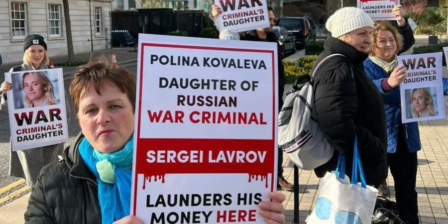 "In London, hundreds of people surrounded the house of the Russian Foreign Minister Lavrov's daughter and chanted: "Your father is murderer and military offender at the night from 12 to 13 March," Herashchenko reported