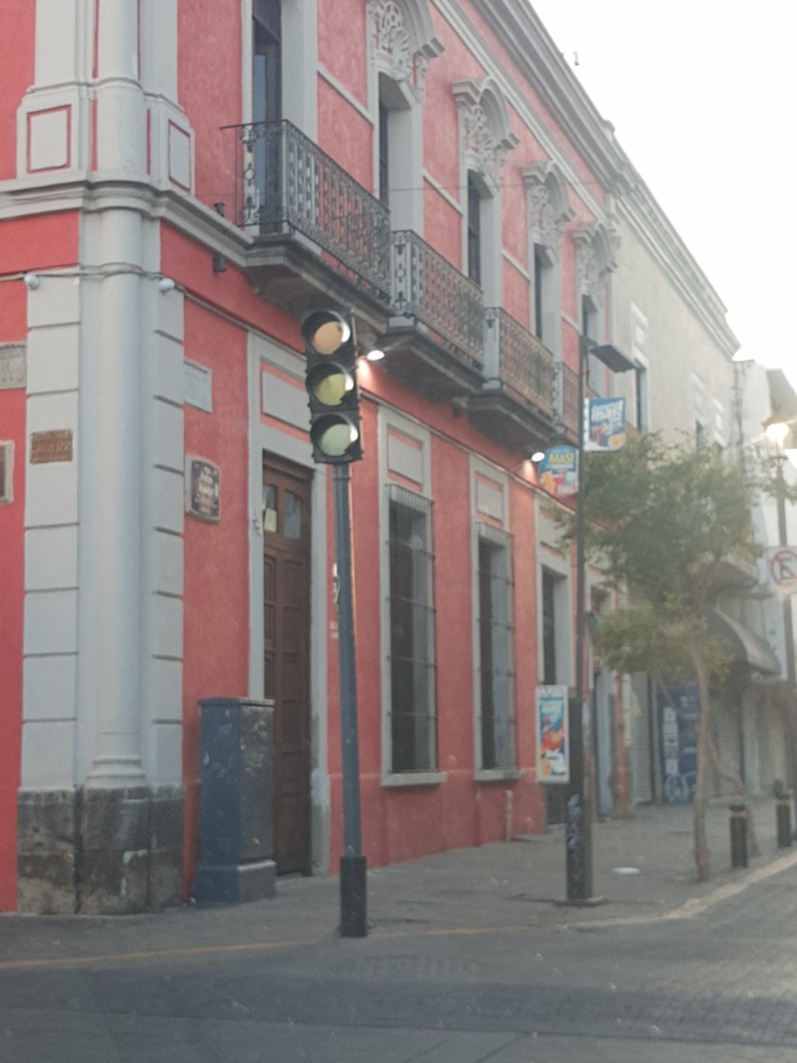 quike15's tweet photo. @AgenciaAMIM @Trafico_ZMG semáforo descompuesto (luz roja) calle Pedro Moreno y Donato Guerra https://t.co/3jjsTigufJ