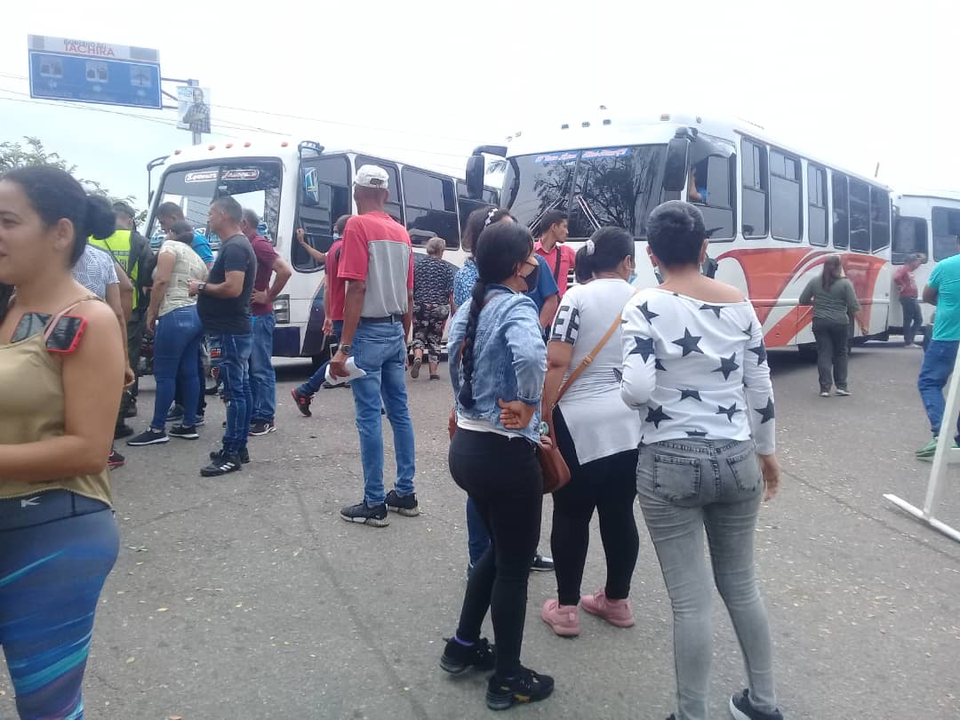 MADURO AYUDANDO A PETRO: En alcabala de Orope, municipio García de Hevia del Táchira, la GNB detuvo al menos 50 autobuses de colombianos que acudían a votar en Puerto Santander. Solo permiten paso de personas que aparecen en una lista del Pacto Histórico. #eleccionescolombia2022