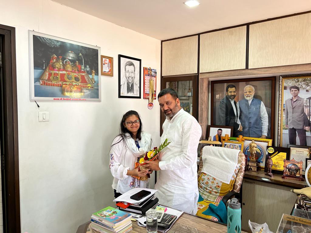 Miteshbhaibjp's tweet photo. યુક્રેન ના ઓડેસા માં ફસાયેલા કુ. નિકિતાબેન પરેશભાઈ પટેલ ને ઓપરેશન ગંગા હેઠળ આણંદ ખાતે પરત લાવવામાં આવ્યા હતા. આજરોજ સાંસદ શ્રી મિતેષભાઈ પટેલ દ્વારા કુ. નિકિતાબેન નું સ્વાગત કરવામાં આવ્યું. #oprationganga https://t.co/H2gpUYaWPe