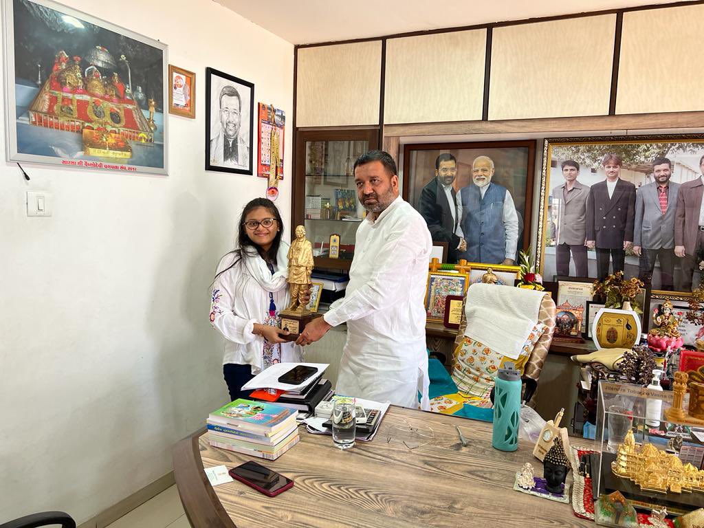 Miteshbhaibjp's tweet photo. યુક્રેન ના ઓડેસા માં ફસાયેલા કુ. નિકિતાબેન પરેશભાઈ પટેલ ને ઓપરેશન ગંગા હેઠળ આણંદ ખાતે પરત લાવવામાં આવ્યા હતા. આજરોજ સાંસદ શ્રી મિતેષભાઈ પટેલ દ્વારા કુ. નિકિતાબેન નું સ્વાગત કરવામાં આવ્યું. #oprationganga https://t.co/H2gpUYaWPe
