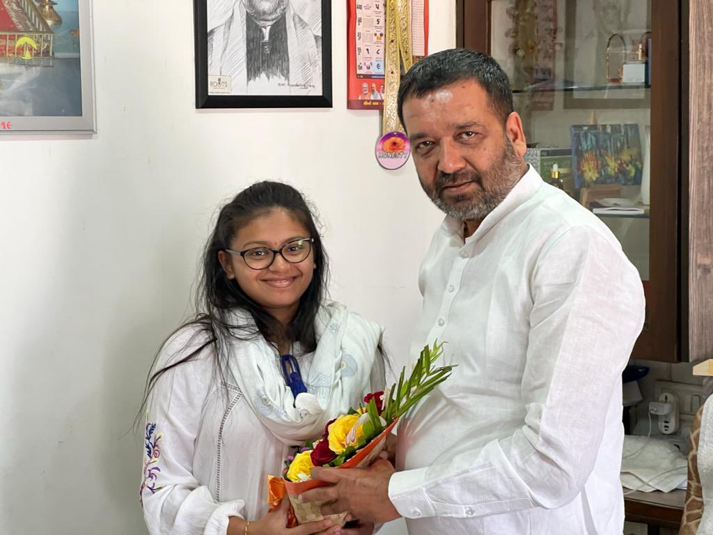Miteshbhaibjp's tweet photo. યુક્રેન ના ઓડેસા માં ફસાયેલા કુ. નિકિતાબેન પરેશભાઈ પટેલ ને ઓપરેશન ગંગા હેઠળ આણંદ ખાતે પરત લાવવામાં આવ્યા હતા. આજરોજ સાંસદ શ્રી મિતેષભાઈ પટેલ દ્વારા કુ. નિકિતાબેન નું સ્વાગત કરવામાં આવ્યું. #oprationganga https://t.co/H2gpUYaWPe