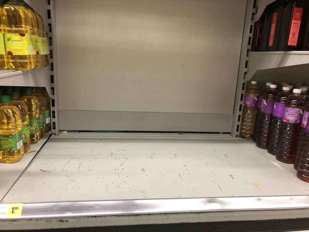 jacquescouteau's tweet photo. Het zonnebloemolieschap in een willekeurige winkel. https://t.co/wo5CNtsxQu
