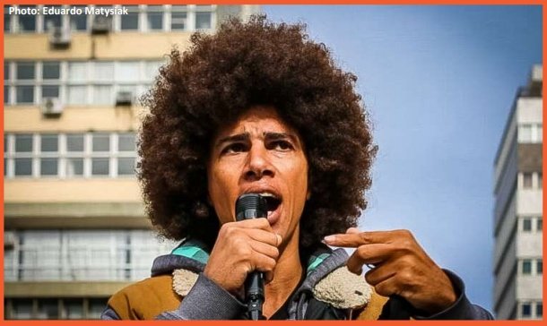 🔥🔥 Human Rights Activist Kangaroo Trial: Renato Freitas dries his afro during his kangaroo trial following his participation in protest of a murdered African refugee. The local racist officials trying to drum him out of office for 11 years for protesting murder!! 🔥🔥🔥