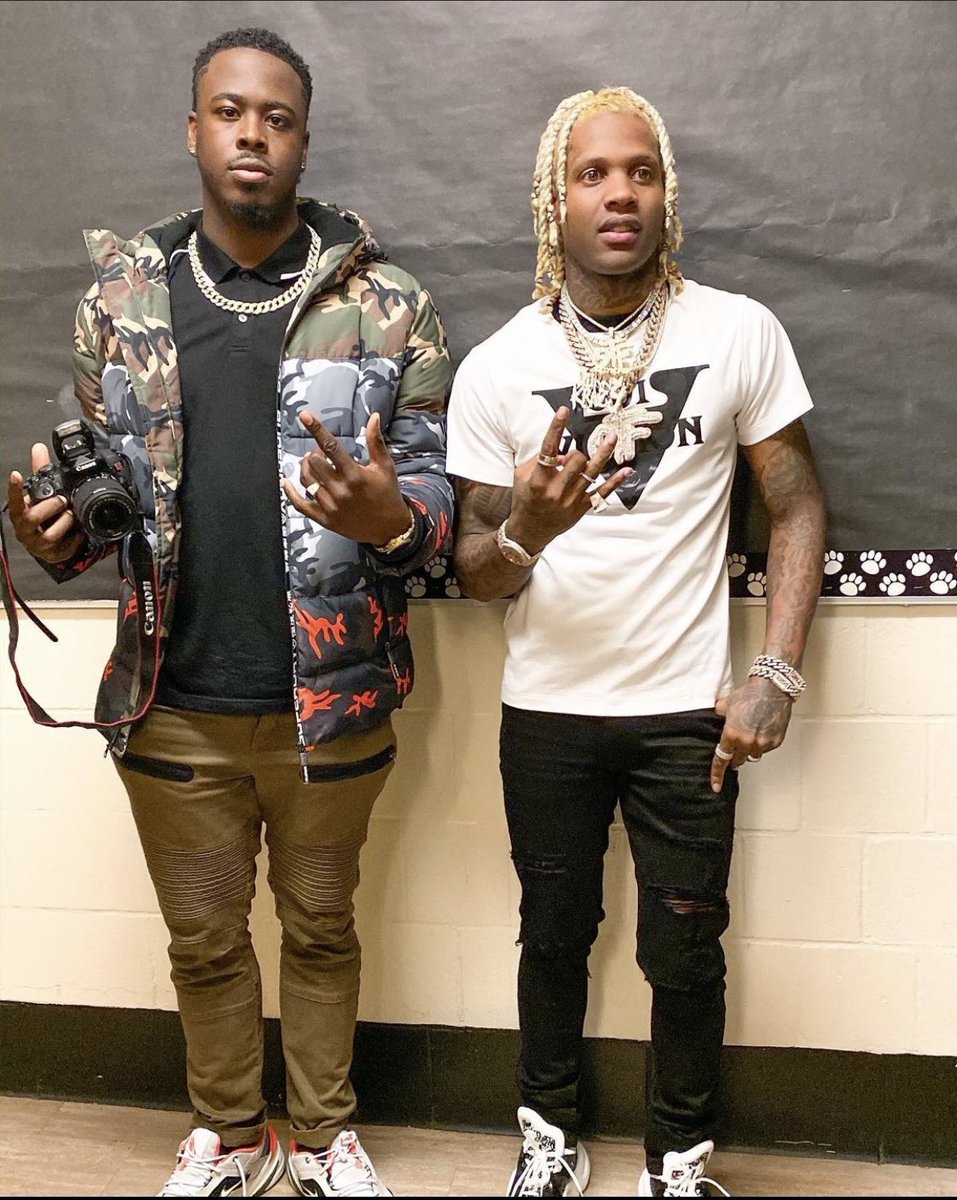 LiveLoveLightM2's tweet photo. Happy Sunday everybody🙌🏾Ceo of @LiveLoveLightM2 with the Voice @lildurk ❗️Both black men doing great for the community🚀🔥🙏🏾😷 Everybody Tag Lil Durk so he can rock one of our signature mask at on his new "7720 Tour" coming soon✅ follow our IG @livelovelightmaskllc
#LilDurk7220 https://t.co/8kAGsjoWNA