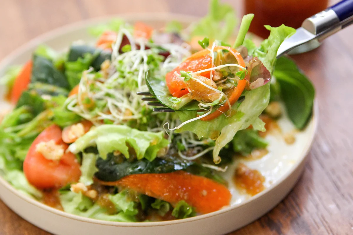 毎日でも食べたくなる味に仕上がる？！新玉ねぎを使った「ドレッシング」レシピ！