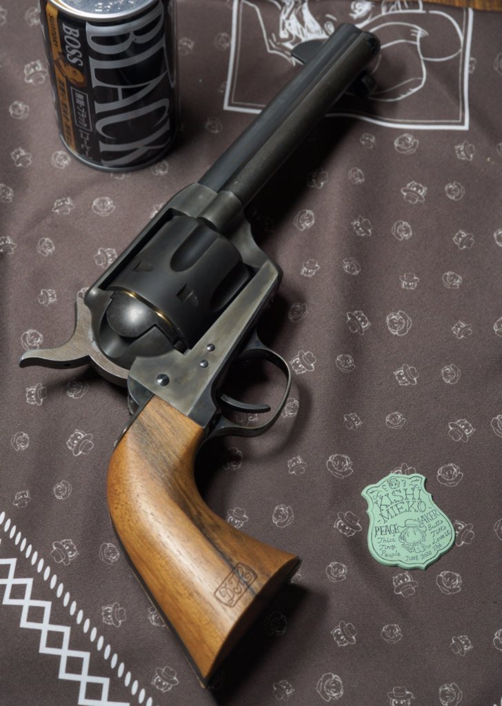 苦節2年くらい?彫刻パテ型からシルバーアートクレイでバッジを作り始めるもののあまりの難業で片方をなんとか形にしたのち沈没。その後長期放置されるが突如童人さんに記憶を引き起こされて作業再開。 