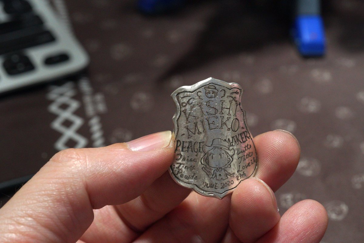 苦節2年くらい?彫刻パテ型からシルバーアートクレイでバッジを作り始めるもののあまりの難業で片方をなんとか形にしたのち沈没。その後長期放置されるが突如童人さんに記憶を引き起こされて作業再開。 