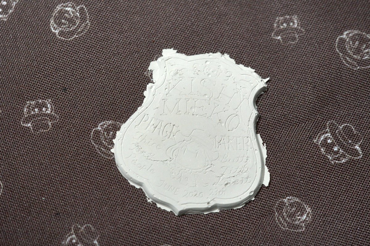 苦節2年くらい?彫刻パテ型からシルバーアートクレイでバッジを作り始めるもののあまりの難業で片方をなんとか形にしたのち沈没。その後長期放置されるが突如童人さんに記憶を引き起こされて作業再開。 