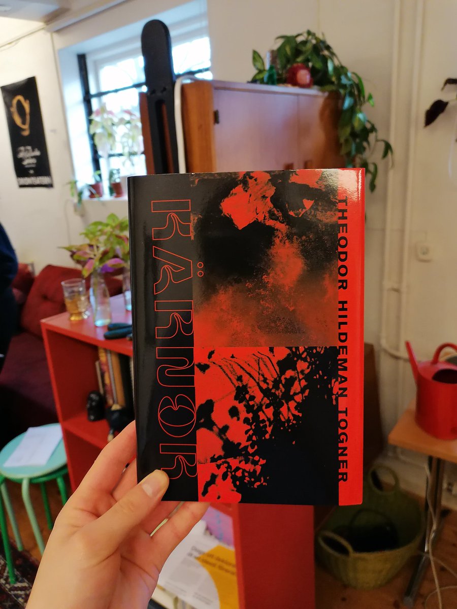 min nya diktsamling har kommit. den verkar mycket nöjd över att vara i världen.