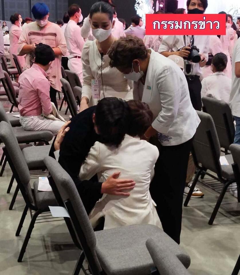 Skyboyz15's tweet photo. ‘โตโน่’ ร้องไห้ 😭 หลังเสร็จสิ้นพิธีไว้อาลัย ‘แตงโม’ คืนสุดท้าย …😰

#แตงโมภัทรธิดา #แตงโม #แตงโมต้องได้รับความยุติธรรม #โตโน่ https://t.co/KTvE0SPg8B