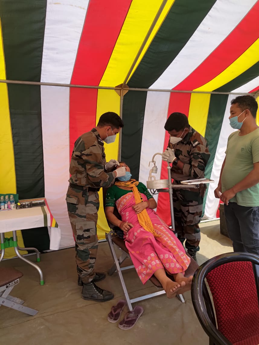 GajrajCorps_IA's tweet photo. #GajrajCorps
#OpSADBHAVANA, a Unit of #RedHornsDivision organised a Medical &amp; Veterinary  Camp at Ganda Pukhuri village, Darrang District #Assam. Doctors from Army &amp; Civil administration provided medical succour &amp; organised educative sessions.
@adgpi
@easterncomd 
@mygovassam https://t.co/VfxMPOwoGT