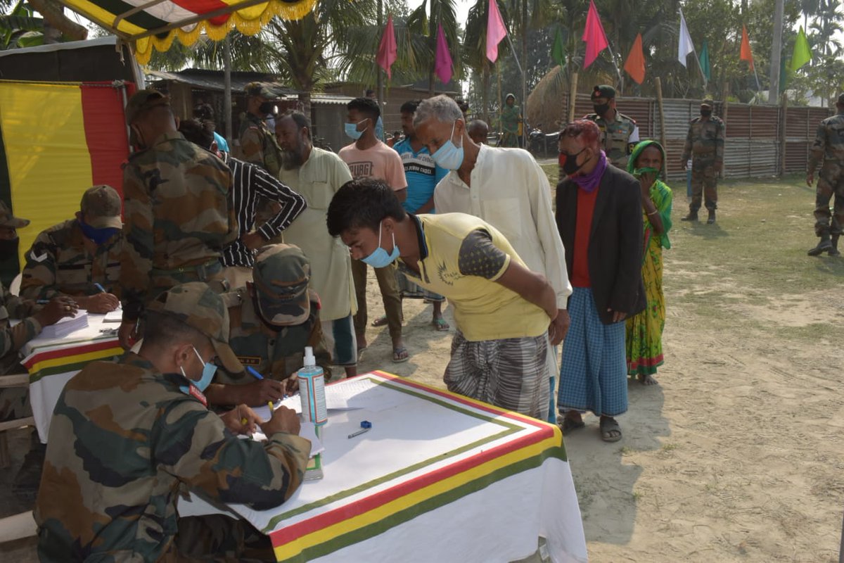 GajrajCorps_IA's tweet photo. #GajrajCorps
#OpSADBHAVANA, a Unit of #RedHornsDivision organised a Medical &amp; Veterinary  Camp at Ganda Pukhuri village, Darrang District #Assam. Doctors from Army &amp; Civil administration provided medical succour &amp; organised educative sessions.
@adgpi
@easterncomd 
@mygovassam https://t.co/VfxMPOwoGT