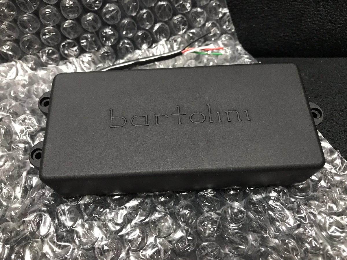 SDMF_Inc's tweet photo. っつーこって、
TRABEN Phoenix 5 Blood Red
のリアPUだけを
bartolini DL5CBC
に交換しましたよっと。
同じカヴァード、
サイズを考えたらコレしか選択肢無かったw
でもサウンドは最高よ❗️✨
@BartoliniPUPS #bartolini
#DL5CBC #TRABEN #Phoenix5
#ベース #バルトリーニ #PU https://t.co/2e0MMVvcTZ