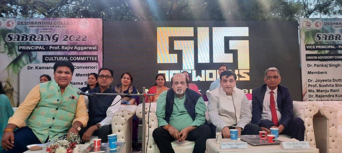 apsinghvisen's tweet image. Annual #cultural Festival SABRANG #2022NewYear was organized after 2 years at @DeshbandhuColl1 

First #DU fest after 2 years, Huge #Celebrations &amp;amp; show of #cultural performances by students. 

@UnivofDelhi @ankitasingh882 
@PoetRaghuvanshi #delhiuniversity