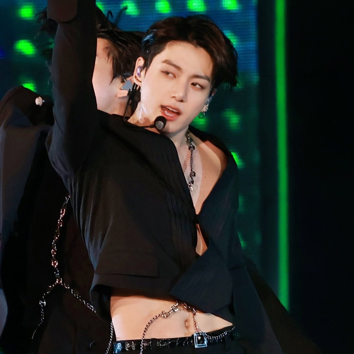 venomisyou's tweet photo. #taekookau #vkookau #taekook 

– Так, – Чонгук смотрит точно в глаза и проводит нежными пальцами по щеке Тэхена. – Говоришь я тебе понравился? 

Тэхен даже не улыбается, серьёзен как никогда. 

– Говорю. – и даже кивает так же смотря в глаза. https://t.co/PZVVmTTYfv