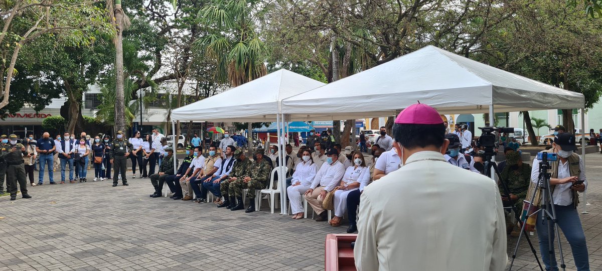 Con la oración y los actos protocolarios se da apertura de la  #JornadaElectoral de hoy 13 de marzo.  Pidamos al Señor "Que nos regale más políticos a quienes les durla de verdad la sociedad, el pueblo y la vida de los pobres"  (Evangelii Gaudium 205).
Dios nos bendiga a todos.