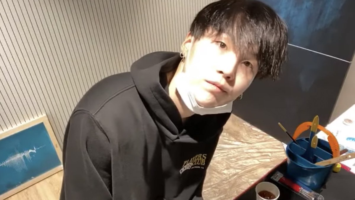 sugaIegend's tweet photo. idk that hoodie does something to him https://t.co/oscyA5Zy2r
