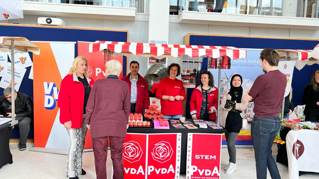 AhmetKaratekiD's tweet photo. Succesvolle Verkiezingsmarkt Velsen!
Met speeddaten, kieswijzer, rondleiding raadzaal, debat, schminken en kleuren voor kinderen, dansworkshops enz.
#pvdaVelsen #stemsociaal #velsen https://t.co/FKXCwHRrJK
