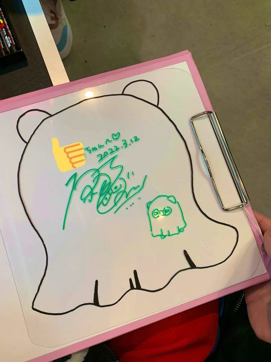 原田ちあきさんがプラ板にサイン！焼いて小さくすればいつでも持ち歩ける！